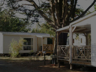 Reflet dans la vitre de 2 mobil-homes.